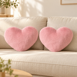 Lot de deux coussins cœur roses — sur un canapé crème — Cocooning