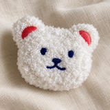 Support de téléphone ours blanc — détail des broderies — Cocooning