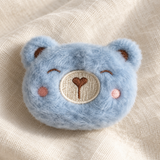Support de téléphone ours bleu — détail des broderies — Cocooning