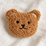 Support de téléphone ours caramel — détail des broderies — Cocooning