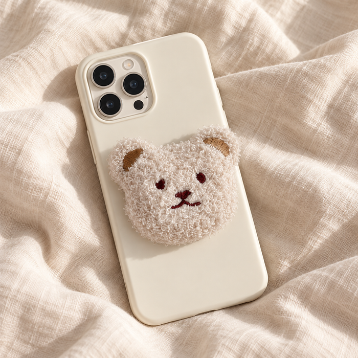 Support de téléphone en peluche ours crème sur une coque crème — Cocooning